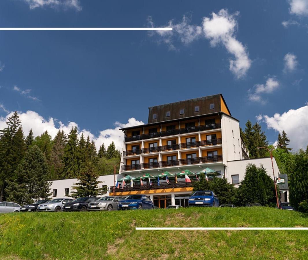 Hotel Kamzik *** Мала-Моравка Экстерьер фото